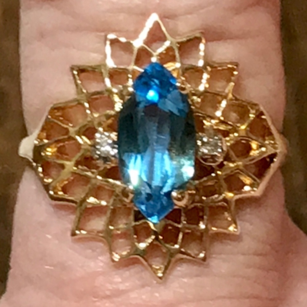 ❌❌❌SOLD❌❌❌ 10KT GENUINE BLUE TOPAZ , DIAMOND RING - Picture 4 of 15